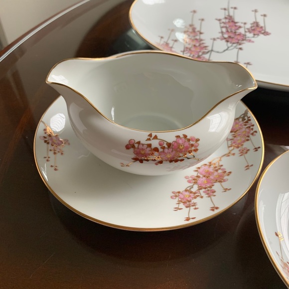 IMMACULATE Service for 18 PLUS Serving Pieces - Picture 5 of 11